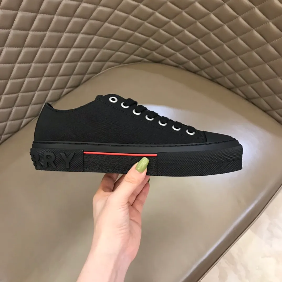 p400 "Burberr*" men's classic low-top sneakers, reinterpreted in Vintage check cotton material and decorated with a new brand logo. First-layer sheepskin lining, embossed Burberry logo on the heel, and original TPU outsole! Size: 38-44 No. 068